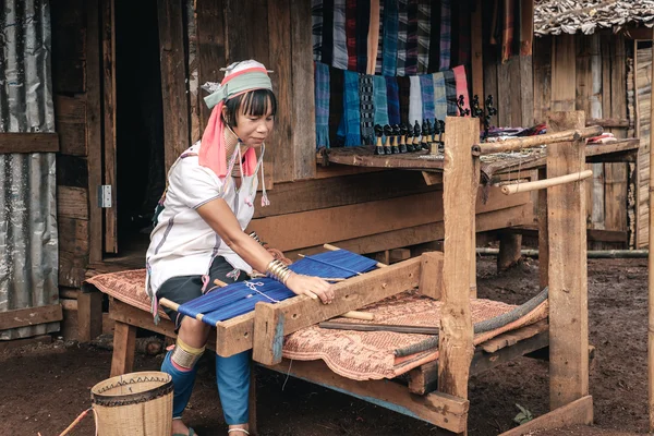 Vida autêntica de Padaung (Karen) tribo colina de Pan Pet villag — Fotografia de Stock