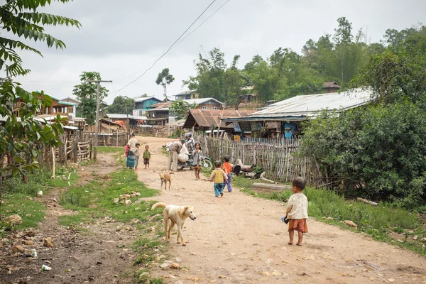 Vie authentique et pauvre des enfants du Myanmar au village Pan Pet — Photo