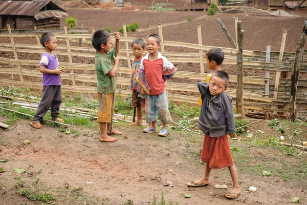 Vie authentique et pauvre des enfants du Myanmar au village Pan Pet — Photo