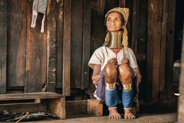 Femme Padaung (Karen) traditionnelle du Myanmar — Photo