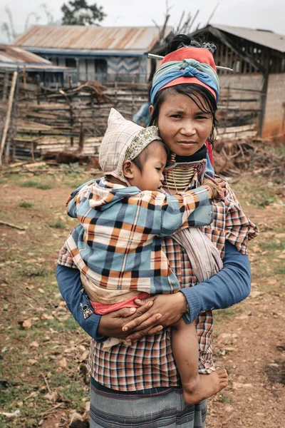 Padaung (Karen) woman with child near the house, Myanmar — Stock Photo, Image