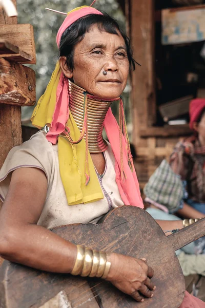 Pan Pet, Myanmar - May 25, 2016: Padaung (Karen) woman playing g — Stock Photo, Image