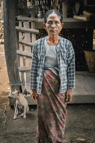 Tätowierte Frau vom Kinn Stamm Dörfer, Myanmar — Stockfoto