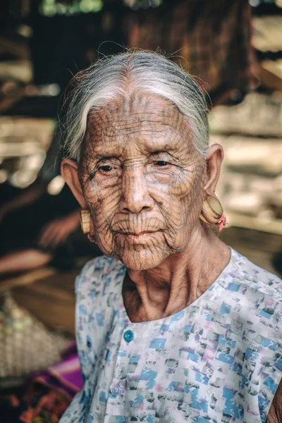 Myanmar 'da yüzü dövmeli bir kadın. — Stok fotoğraf