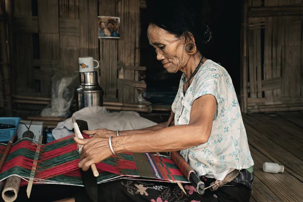 Tetovaná žena z Chin kmene vesnice, Myanmar — Stock fotografie