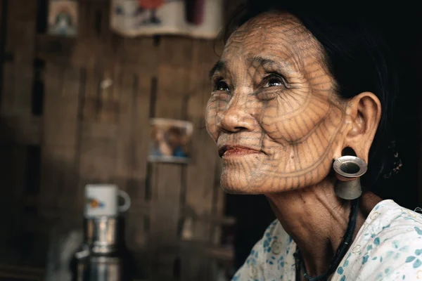 Porträt einer alten tätowierten Frau, Myanmar — Stockfoto