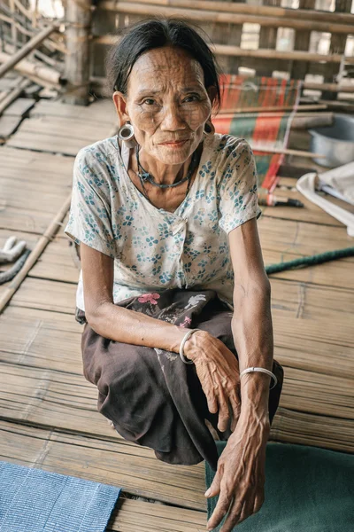Retrato de velha mulher tatuada, Mianmar — Fotografia de Stock