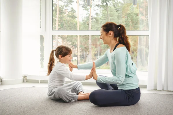 Madre con figlia che fa esercizio yoga — Foto Stock
