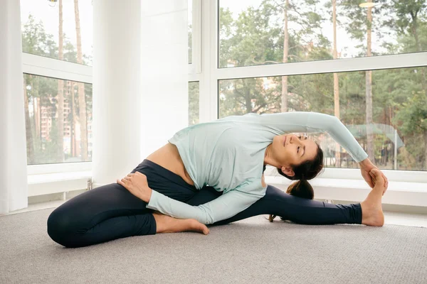 Jonge vrouw doet ochtendgymnastiek — Stockfoto