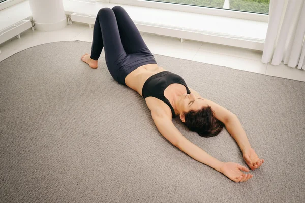 Donna che fa esercizio yoga — Foto Stock
