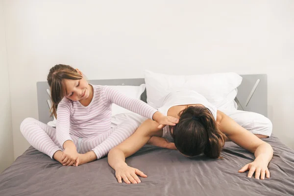 Μάνα με κόρη κάνει άσκηση γιόγκα στο κρεβάτι — Φωτογραφία Αρχείου