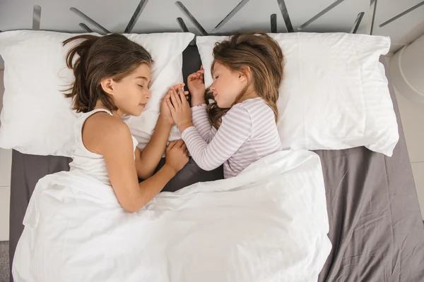 Chicas jóvenes durmiendo en la cama — Foto de Stock