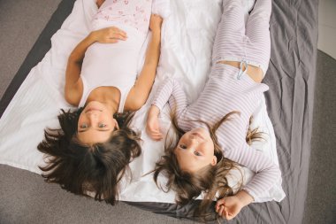 Genç kız get yukarı ve yatağa yalancı