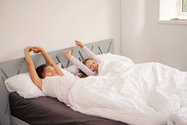 Çocuklar yatağa germe