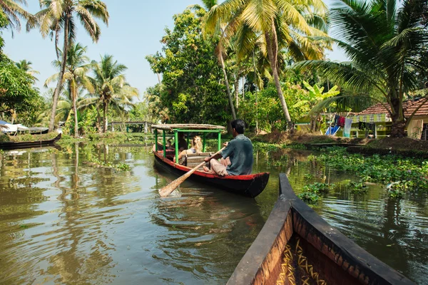 Bateau touristique sur les backwaters d'Alleppey — Photo