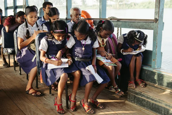 Crianças indianas chegam à escola de barco — Fotografia de Stock