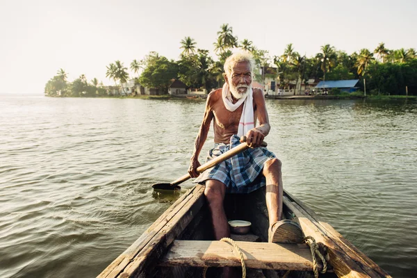 Portrait of unidentified Indian man on the boat — Stock Photo, Image