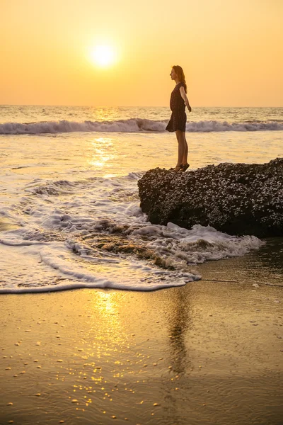 Όμορφη γυναίκα στην παραλία το ηλιοβασίλεμα — Φωτογραφία Αρχείου