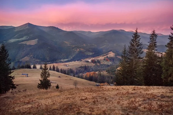 Atemberaubender Sonnenaufgang in der herbstlichen Berglandschaft — Stockfoto