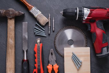 Masanın üzerinde çalışma araçları kırmızı set