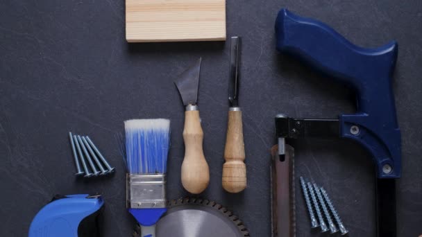 Conjunto azul de ferramentas de construção de trabalho na mesa — Vídeo de Stock