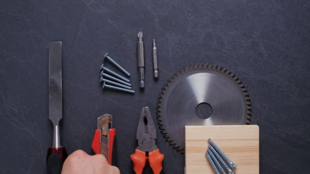 Ensemble rouge d'outils de construction sur la table — Video