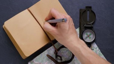 Karantina konseptini aksesuarlarla ve maskeyle kara tahtada dolaşmak