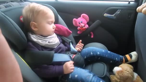 Seguridad niño durmiendo en su asiento de coche y viajar con la familia — Vídeos de Stock