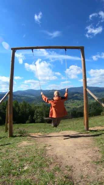 Mennesket føler frihed i smukke bjerg og flyve på swing – Stock-video