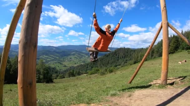 Man feel freedom in beautiful mountain and fly on swing — Stock Video