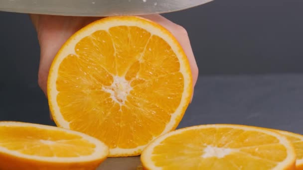 新鮮なオレンジの果実を切る — ストック動画