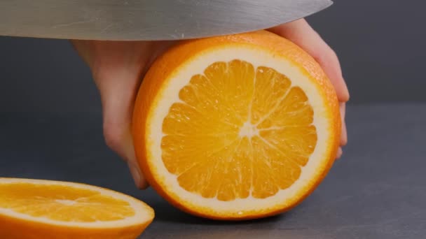 Cięcie świeżych owoców pomarańczy — Wideo stockowe