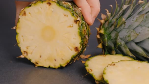 Cortar fruta fresca de piña — Vídeos de Stock