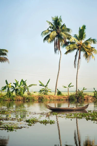 Barco turístico en Alleppey backwaters, India —  Fotos de Stock