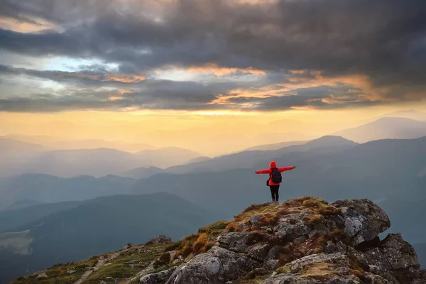 Mulher feliz caiu liberdade e desfrutar de paisagem de montanha — Fotografia de Stock