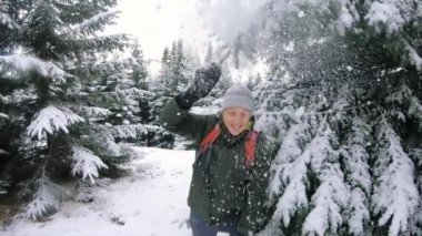 Erkekler eğleniyor ve kışın tadını çıkarıyor