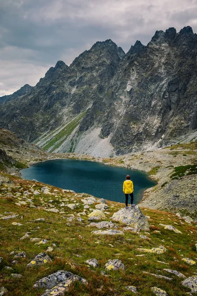 Відчуйте свободу і насолоджуйтеся блакитним гірським озером і величним видом — стокове фото