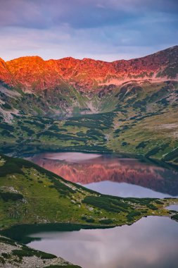 Gündoğumunda yüksek Tatra Dağları manzara kapağı, Polonya