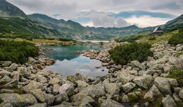 Lago de montaña en el valle de 5 lagos en las montañas de Tatra, Polonia —  Fotos de Stock