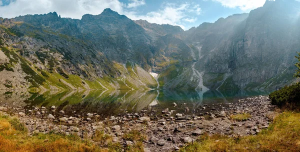 Lago de montanhas famosas no parque nacional de Tatra, Polônia. — Fotografia de Stock