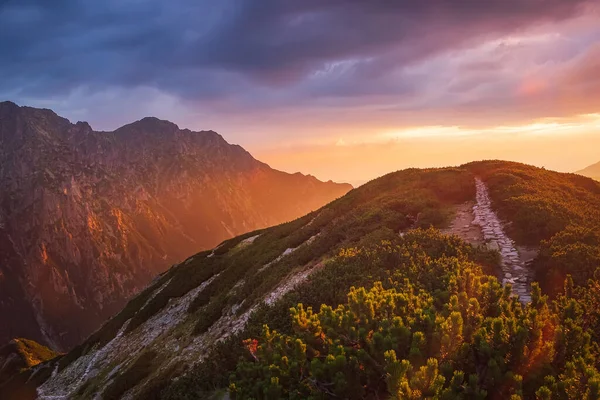 Atardecer dorado con rayos de sol en el gran paisaje de montaña — Foto de Stock