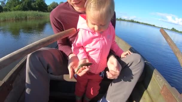 Ojciec z córką pływa na łodzi i wędkuje — Wideo stockowe