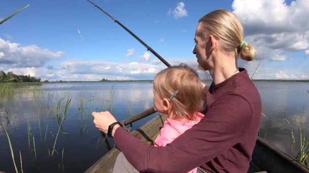 Vader met dochter zwemmen op de boot en vissen — Stockvideo