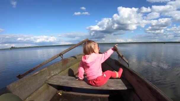 Rodzina z małą córeczką pływającą na łodzi — Wideo stockowe