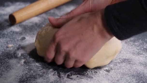 Frau macht handgemachten Teig für Brot — Stockvideo