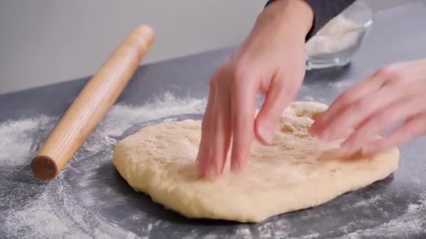 Donna stendere la pasta per panini — Video Stock