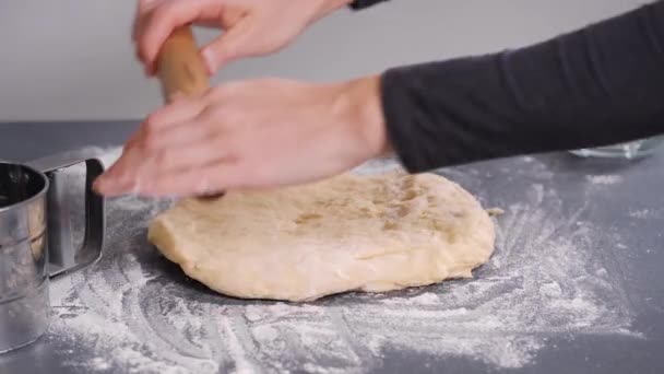 Donna stendere la pasta per panini — Video Stock