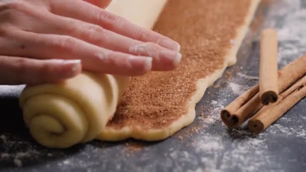 Donna stendere la pasta per panini con cannella — Video Stock