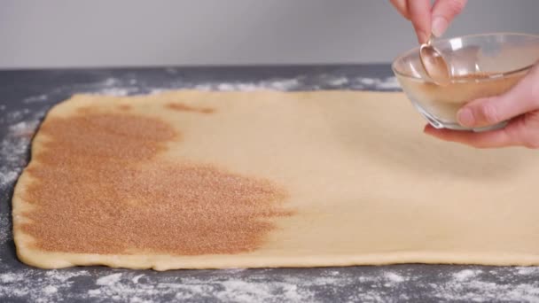 Baker face chifle handmade cu scorțișoară — Videoclip de stoc