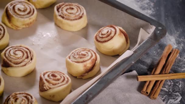 Cozinhar pães artesanais com canela — Vídeo de Stock